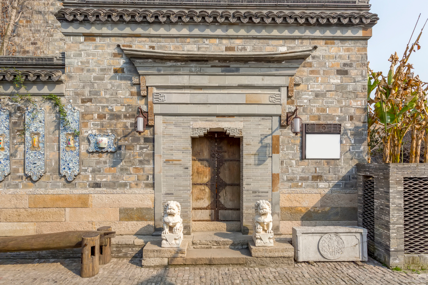 Entrée traditionnelle chinoise en pierre restaurée par chaury-tp à Toulouse, porte bois, lions gardiens et lanternes