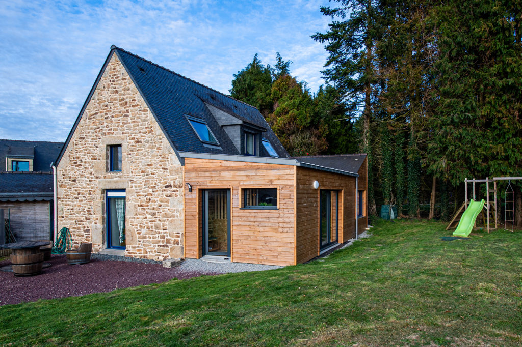 Maison de campagne moderne en pierre avec jardin verdoyant réalisée par chaury-tp près de Toulouse