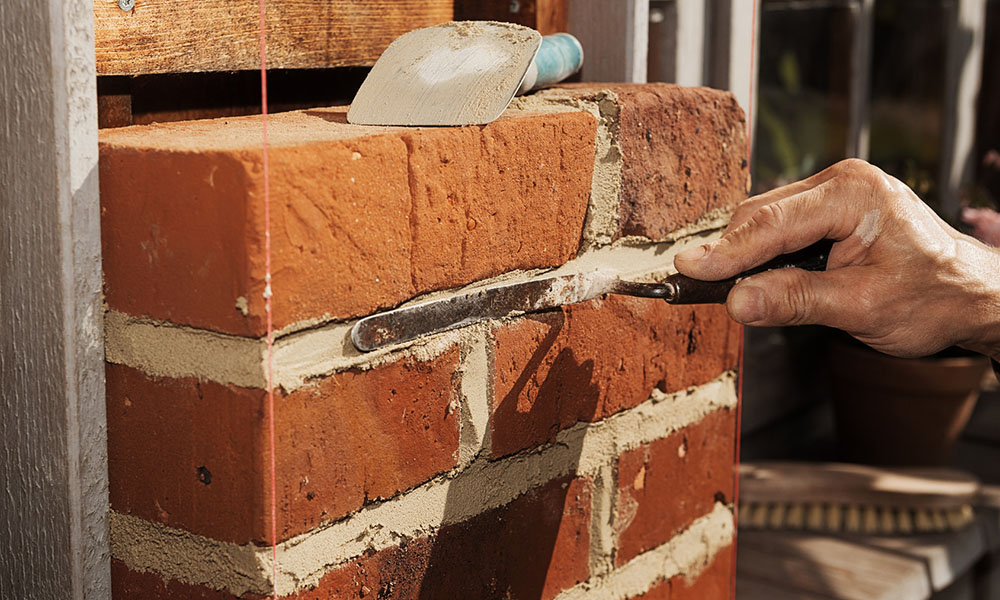 Maçonnerie de briques soignée par chaury-tp à Toulouse, joints lissés avec précision sur mur de maison
