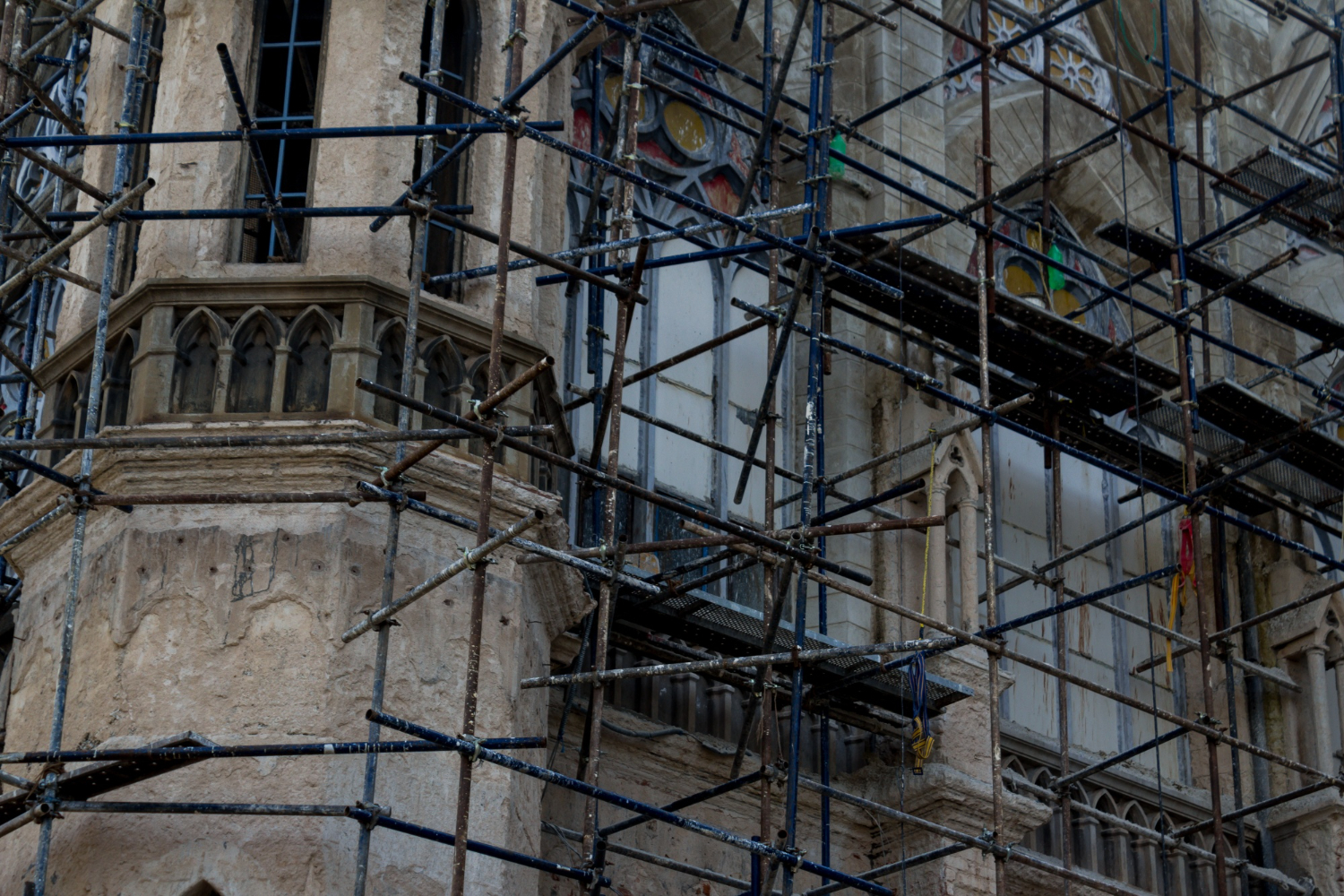 échafaudages chaury-tp sur façade gothique en pierre en restauration à Toulouse