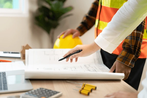 Collaboration sur plans d’ingénierie chez chaury-tp à Toulouse avec casque, outils et ordinateur portable