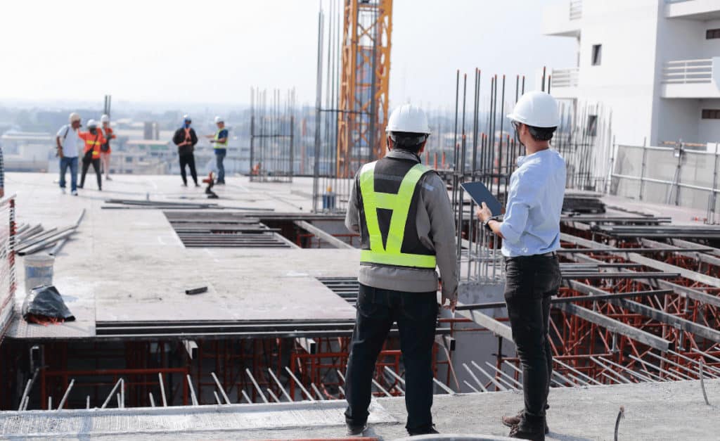 Ingénieurs chaury-tp supervisant un chantier de construction sur toit à Toulouse