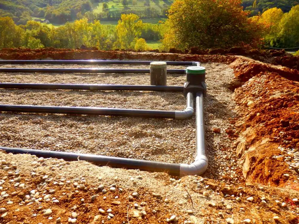 Installation d’un champ de drainage de fosse septique par chaury-tp sur sol de terre rouge près de Toulouse