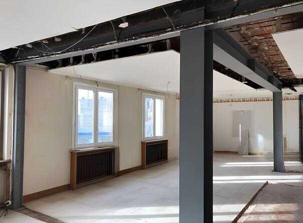 Salon en rénovation avec structure métallique apparente par chaury-tp à Toulouse