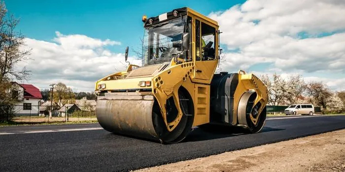 chaury-tp rouleau compresseur jaune sur route neuve en chantier périurbain à Toulouse