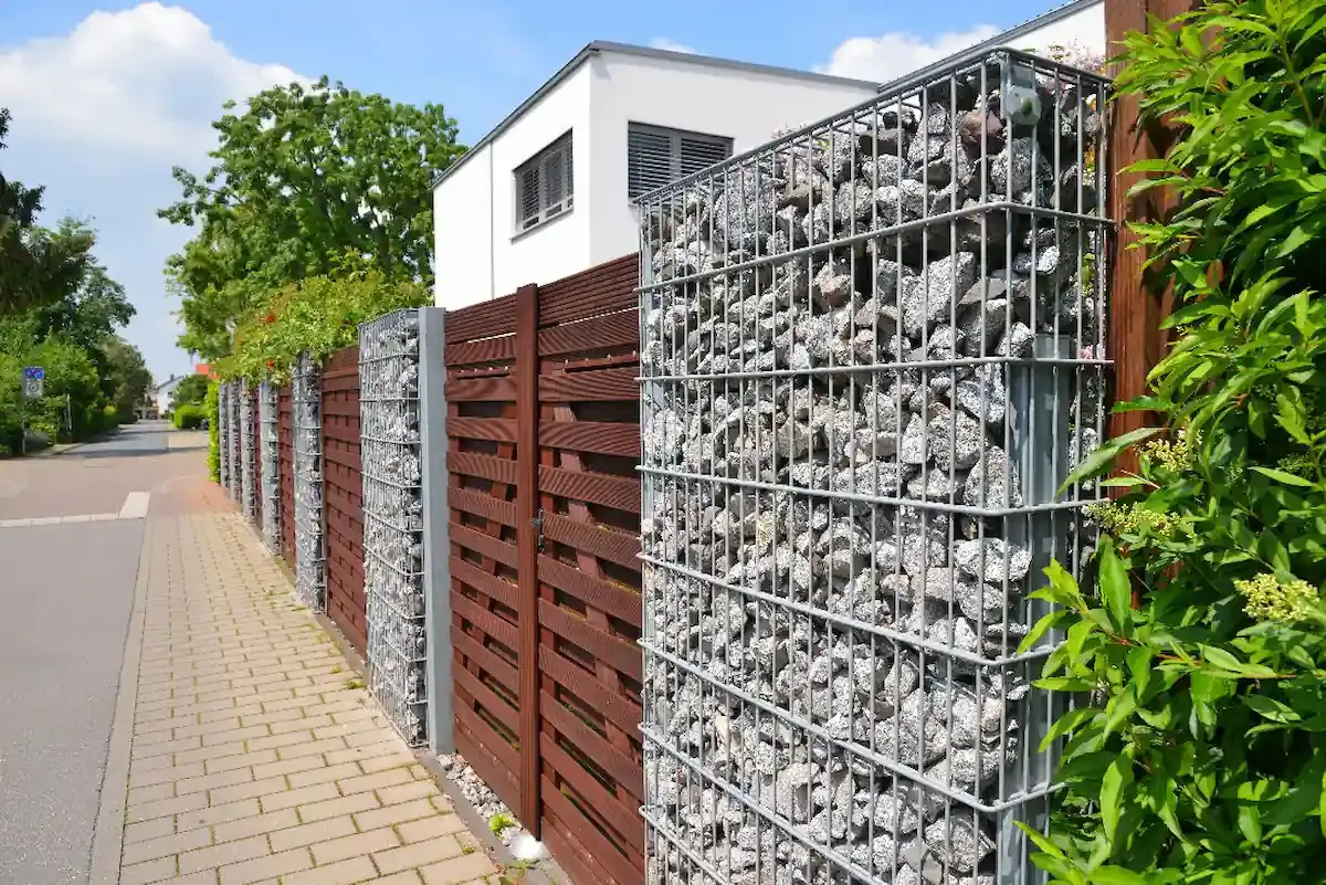 Clôture gabion et bois moderne par chaury-tp dans un quartier résidentiel à Toulouse