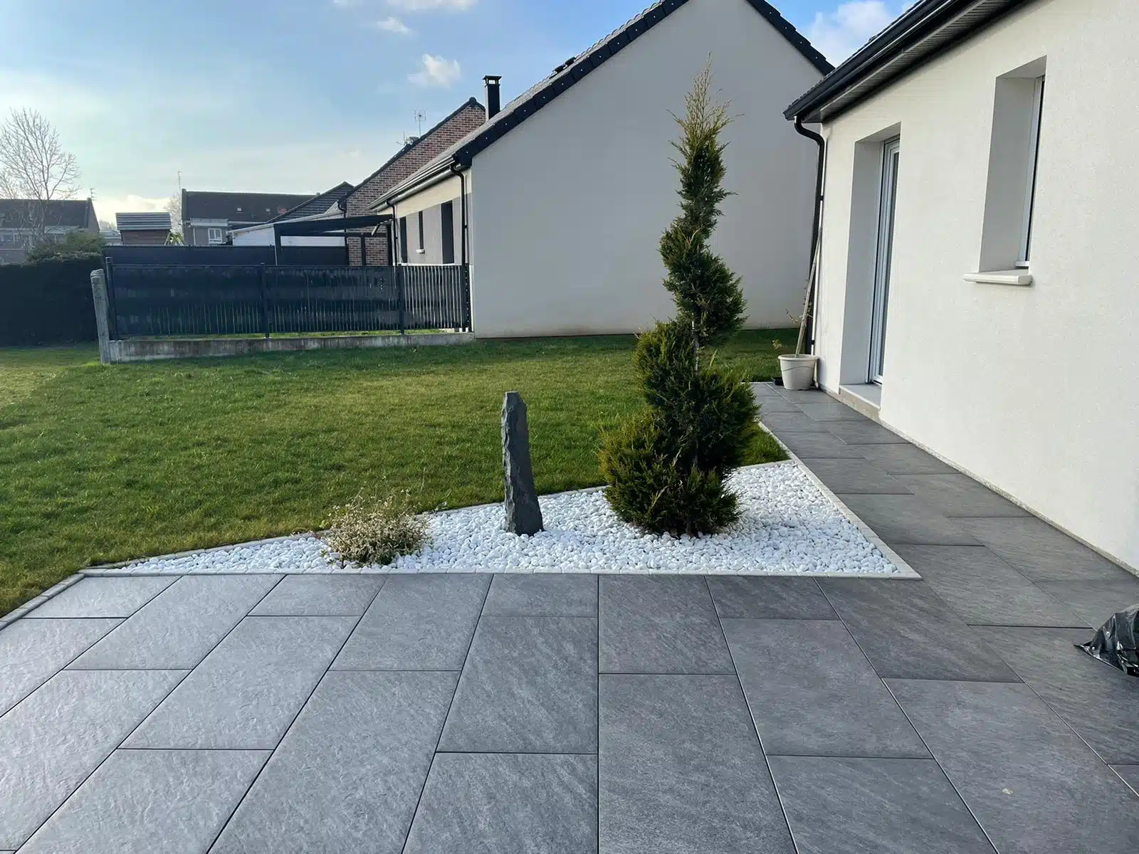 Terrasse moderne avec dallage gris et jardin minimaliste par chaury-tp à Toulouse