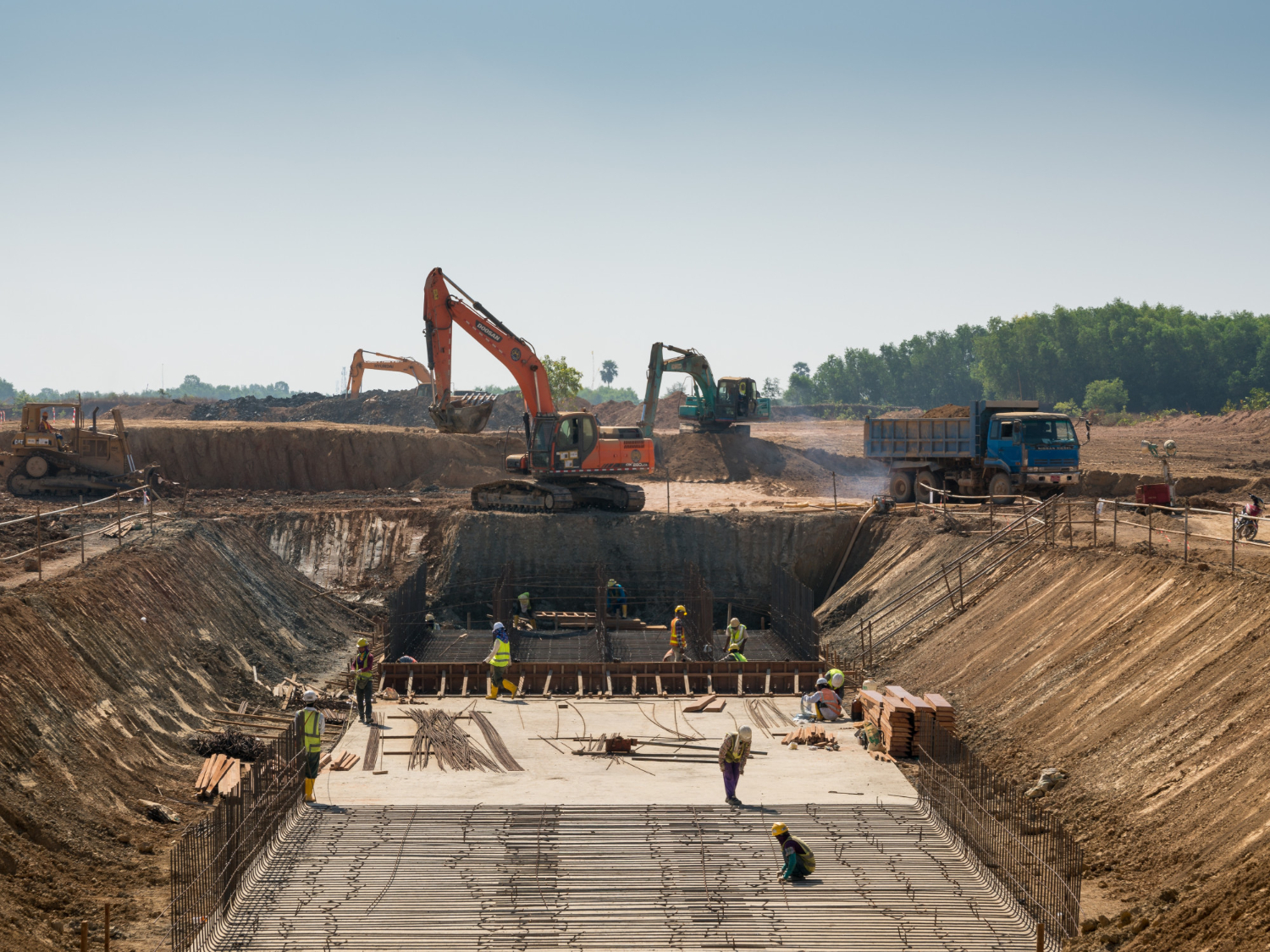 Grand chantier de terrassement chaury-tp à Toulouse avec ouvriers, fondations béton et engins de chantier